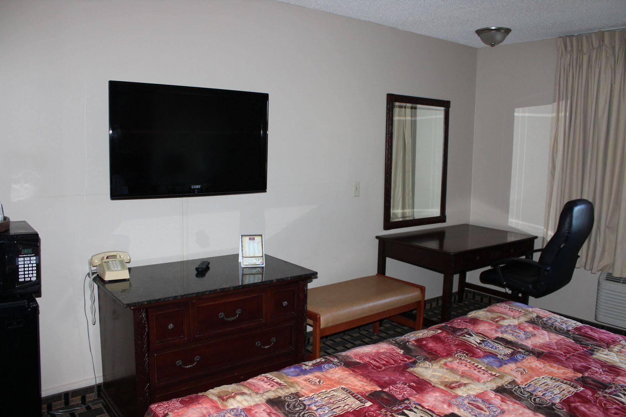 Coratel Inn And Suites Maple Grove Exterior photo