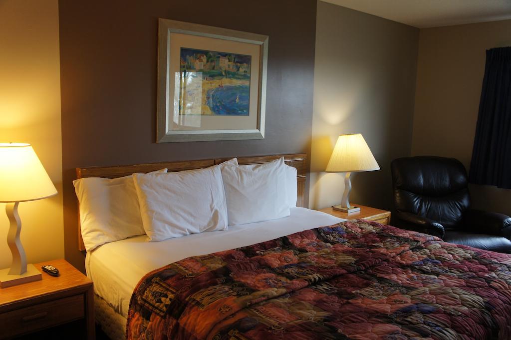 Coratel Inn And Suites Maple Grove Exterior photo
