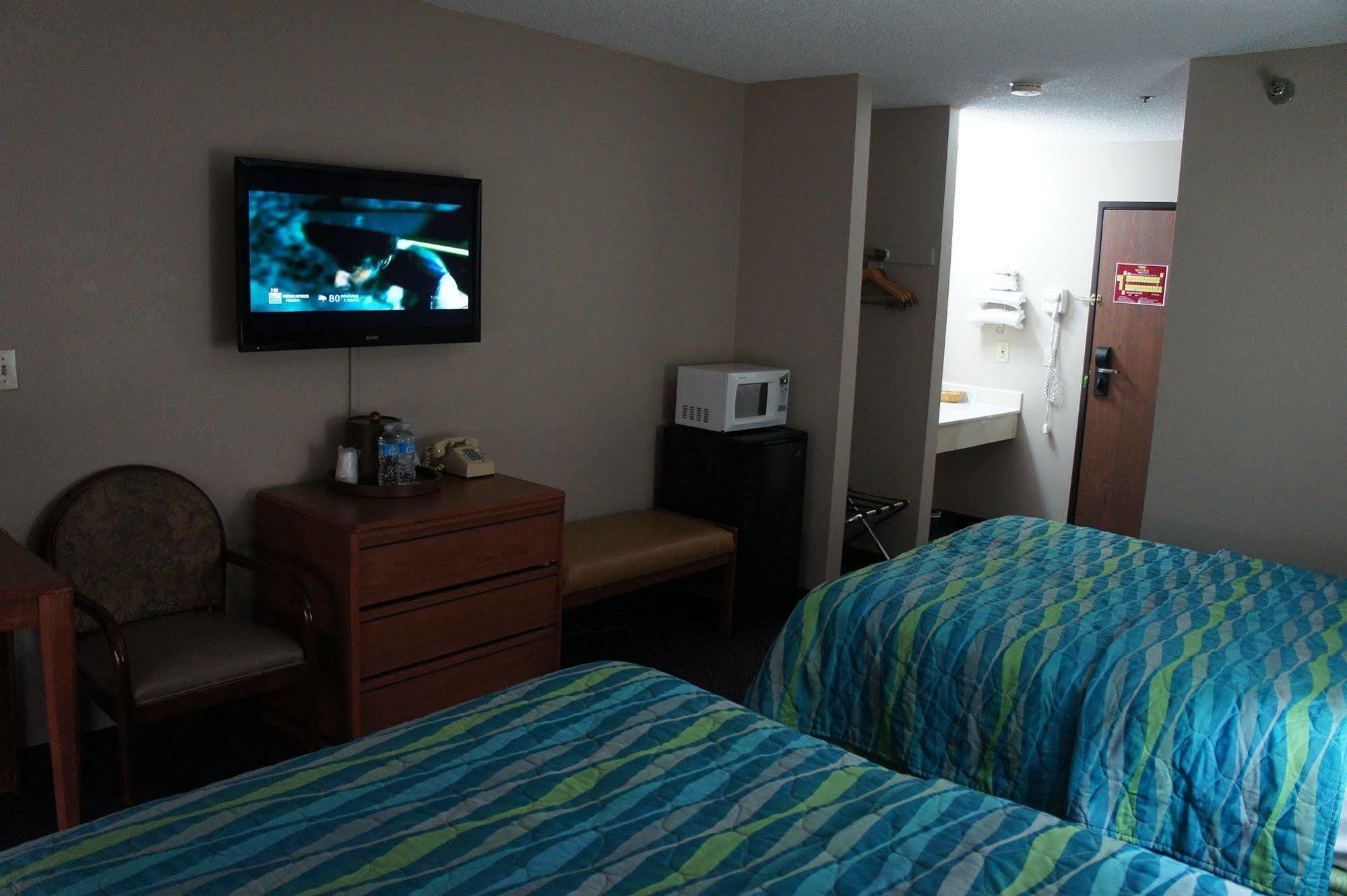 Coratel Inn And Suites Maple Grove Exterior photo